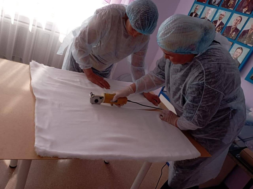 Медики Краснокаменска продолжают изготавливать перевязочные наборы для бойцов в зону спецоперации