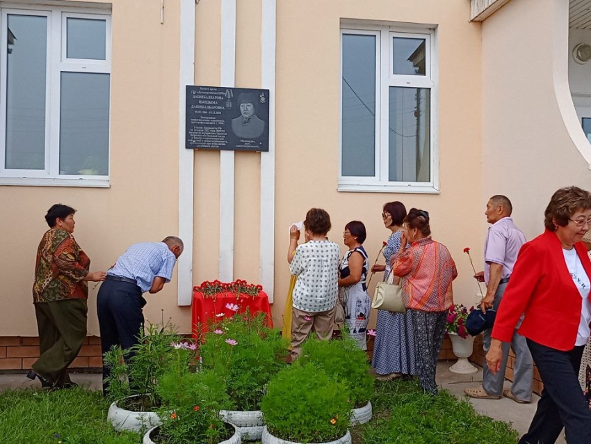 В Дульдургинской центральной больнице открыли мемориальную доску памяти врача-инфекциониста