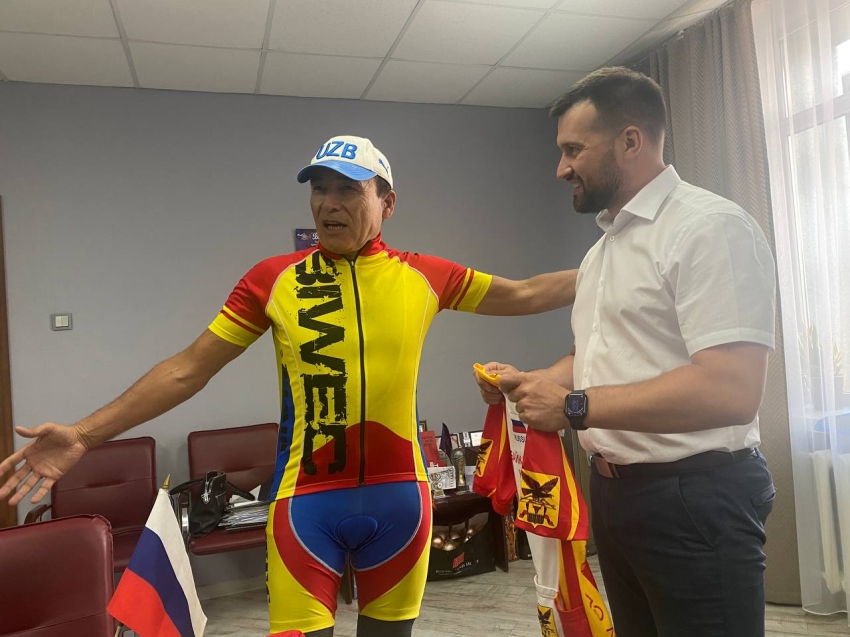 Министр спорта Забайкалья подарил форму путешественнику Хурсанду Шерову