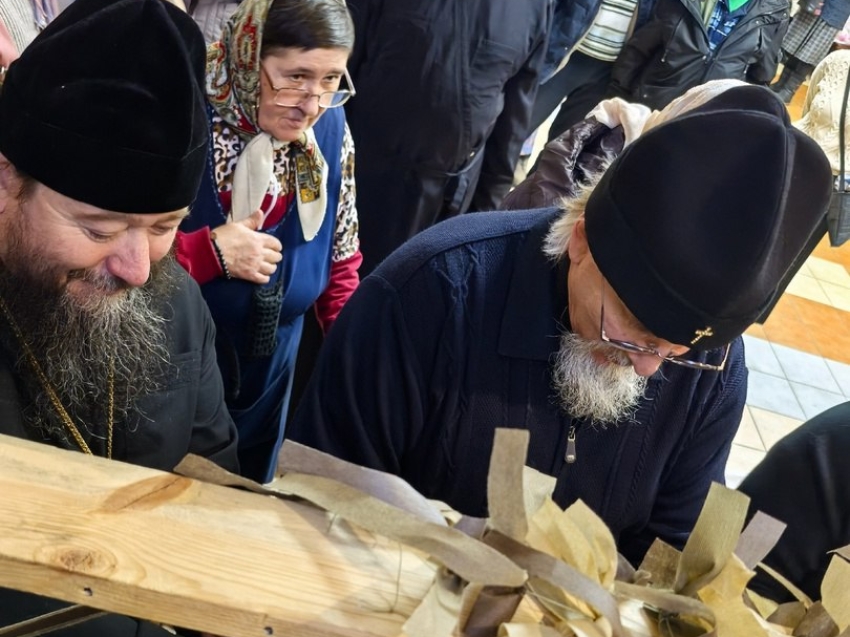 ​Архиереи Забайкальской митрополии плетут маскировочные сети для бойцов на СВО