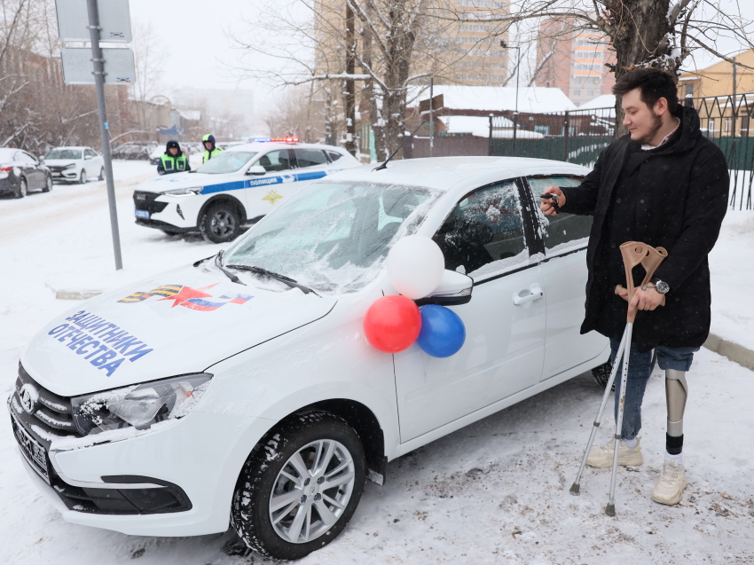 В Забайкалье состоялось первое на Дальнем Востоке вручение автомобилей с ручным приводом участникам СВО