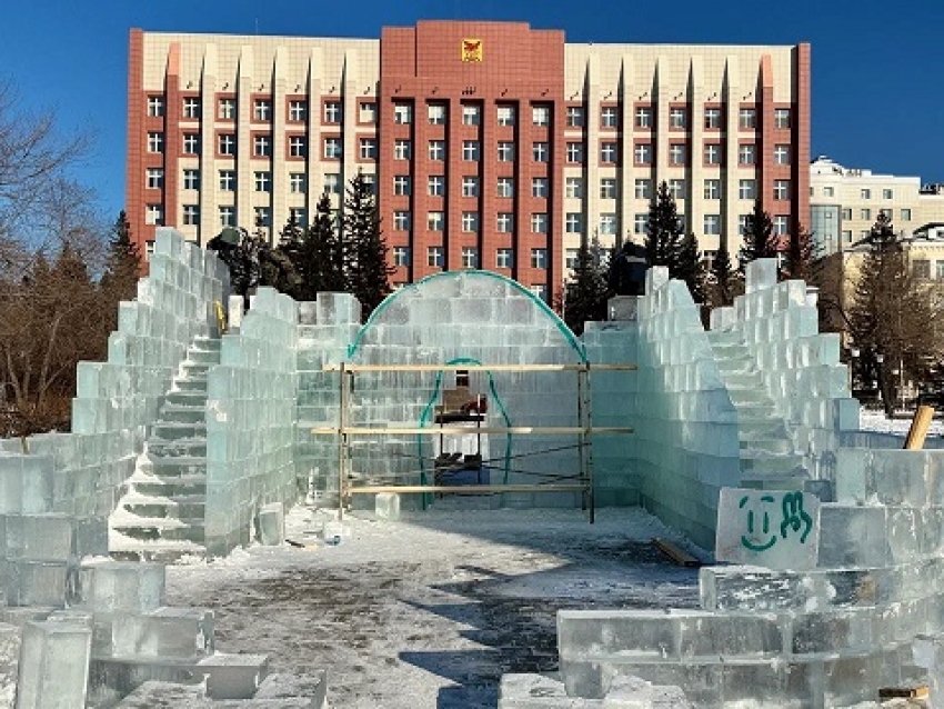 Строительство ледового городка началось на площади Ленина