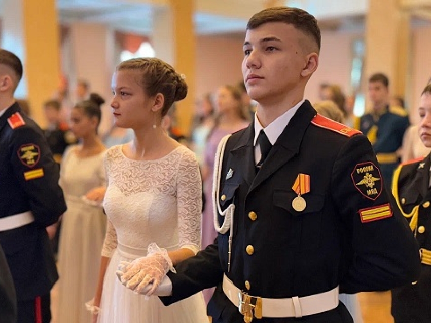Фигурный и испанский вальс, кадриль и краковяк: В Чите прошёл второй региональный кадетский бал