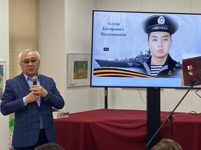 Баир Жамсуев накануне Дня Героев Отечества приветствовал участников шахматного турнира памяти Героя России Алдара Цыденжапова