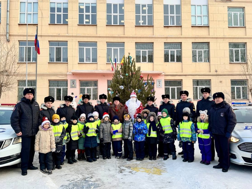 В Чите появилась «Безопасная ёлка», ее украсили вместе с сотрудниками полиции