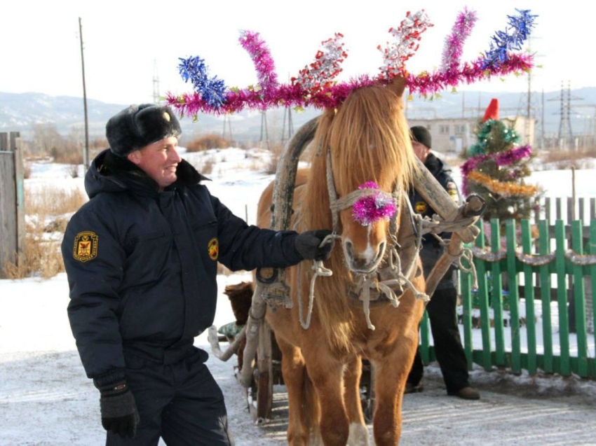 ​Пожарные «Забайкалпожспаса» подарили новогоднее чудо жителям села Тарбагатай