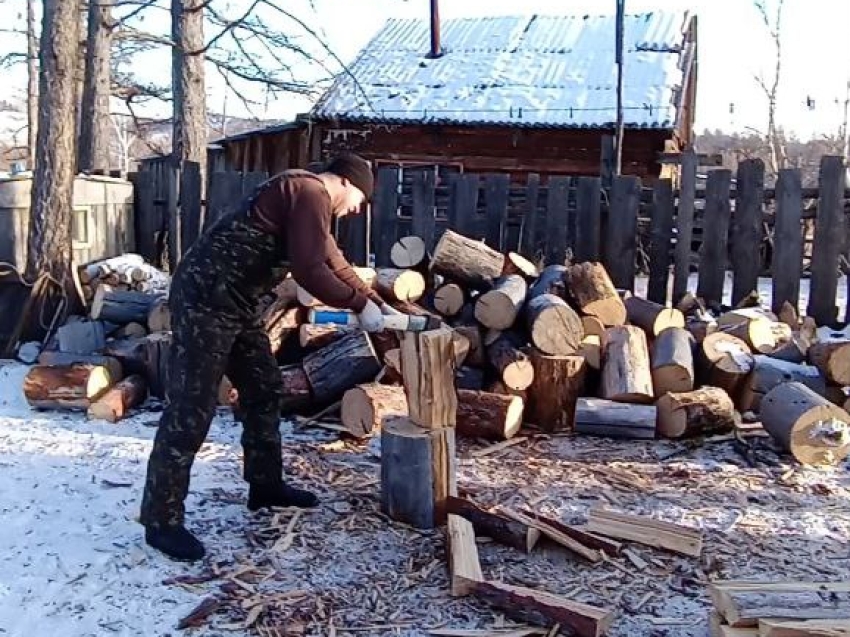 ​Инспекторы регионального Минприроды помогли егерю Ульдургинского заказника заготовить дрова и доставить лед на кордон