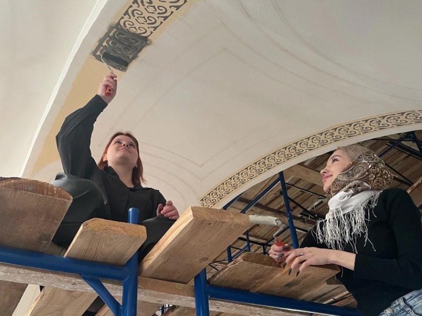 Студенты краевого училища искусств расписали вместе с художниками-иконописцами стены собора в Чите 