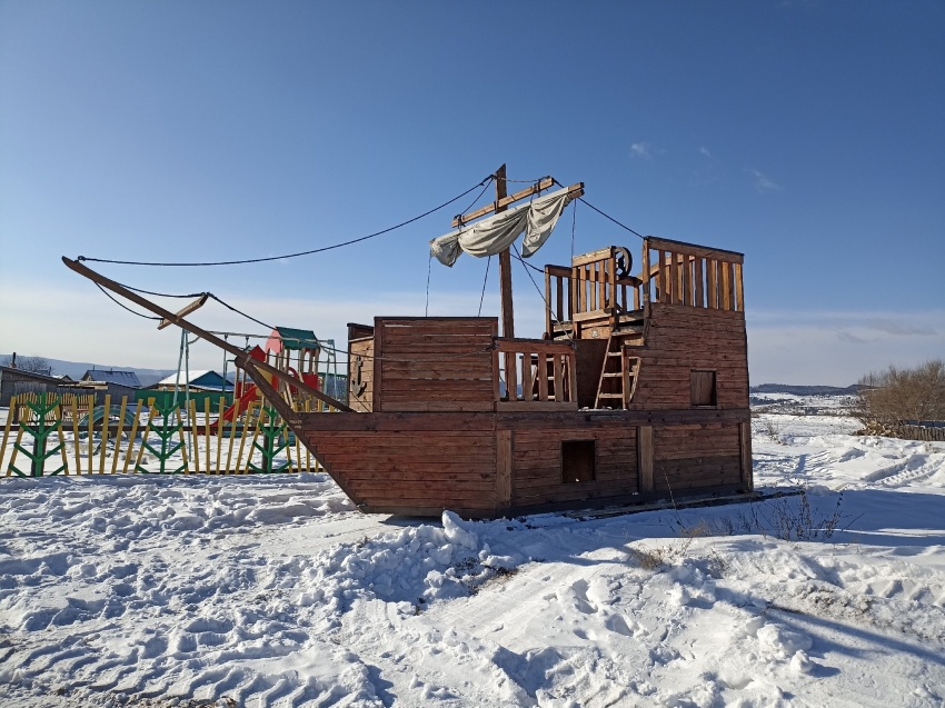 Житель Забайкалья собрал деревянный корабль для детей и подарил его активистам ТОС