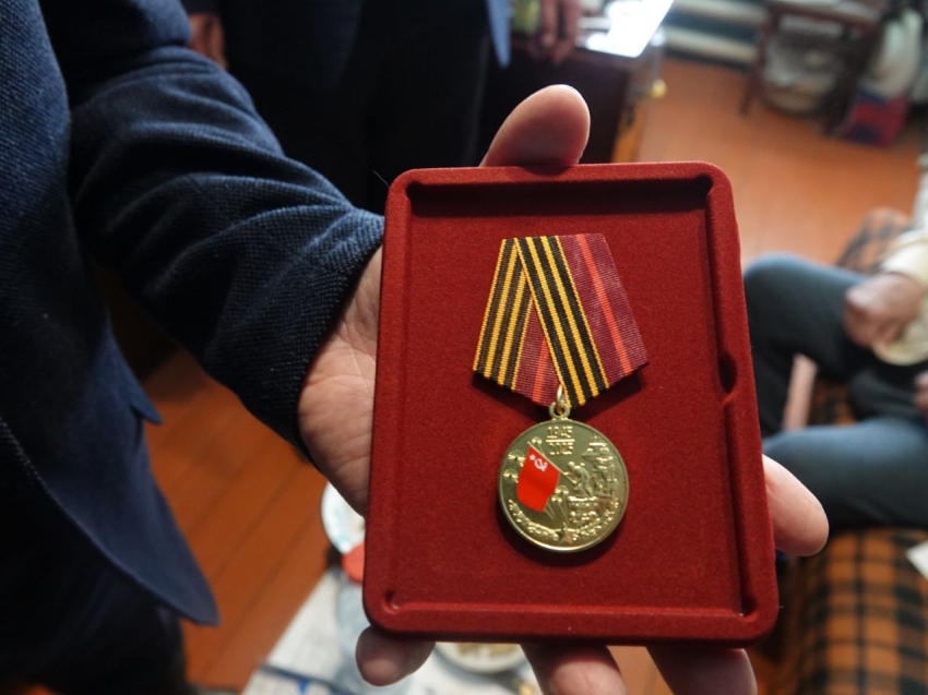 Сенатор РФ Сергей Михайлов вручил юбилейные медали в честь 80-летия Великой Победы ветеранам в районе Забайкалья