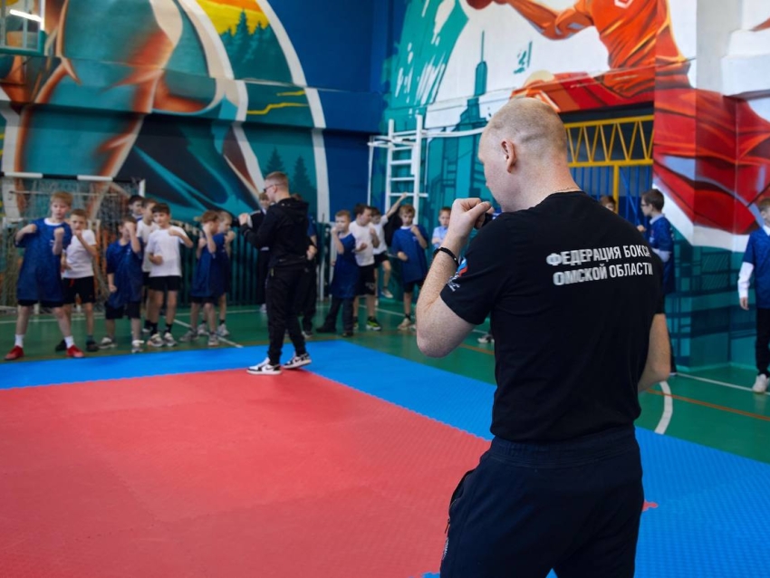 ​Чемпионы по боксу Алексей Тищенко и Дмитрий Двали провели ток-шоу «Быть первым» для каларских школьников