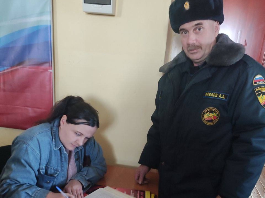 Сотрудники «Забайкалпожспас» проводят подворовые обходы и инструктажи по пожарной безопасности в районах края