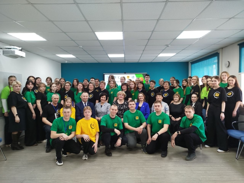 Победители чемпионата «Профессионалы — 2025» с руководителем Министерства образования и науки Забайкалья