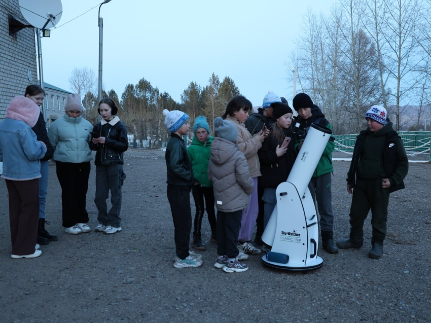 ​Шелопугино присоединилось к Всемирному дню тротуарной астрономии: жители наблюдали Луну, планеты и звезды