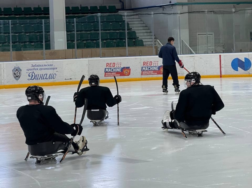 Следж-хоккеисты из Забайкалья, получившие экипировку для занятий спортом, впервые вышли на лед