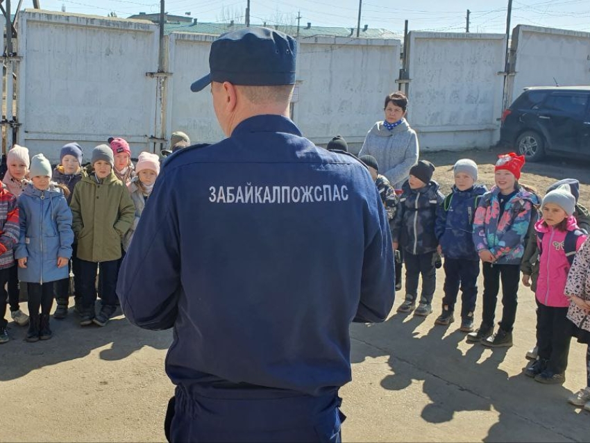 Атамановские первоклассники побывали в гостях у пожарных ГУ «Забайкалпожспас»