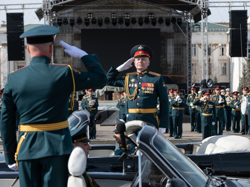Пройдут строем и вынесут знамя Победы. Публикуем даты репетиций парада на 9 мая в Чите