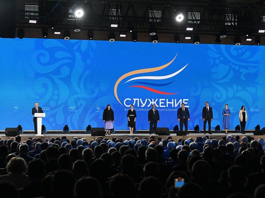 Владимир Путин наградил победителя премии «Служение» в Наццентре «Россия»