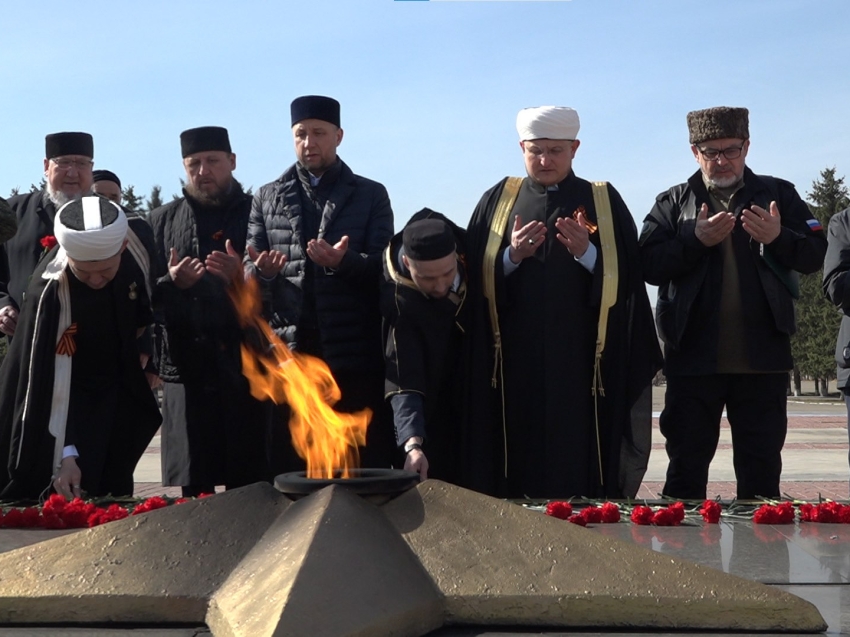 Участники «Фахретдиновских чтений» почтили молитвой память павших воинов, возложив цветы к Вечному огню в Чите