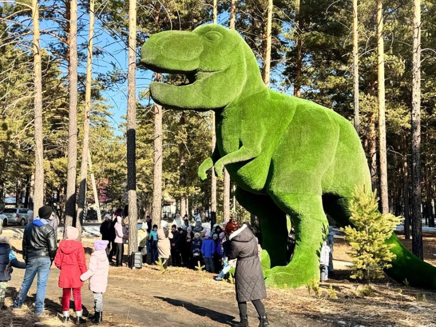 В «Динолесу»в Новокручининске благодаря проекту «Формирование комфортной городской среды» забайкальцы фотографируются с огромными динозаврами