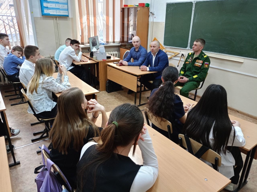 #Победа80: Накануне Дня Победы МинЖКХ организовало встречу участника СВО с забайкальскими школьниками