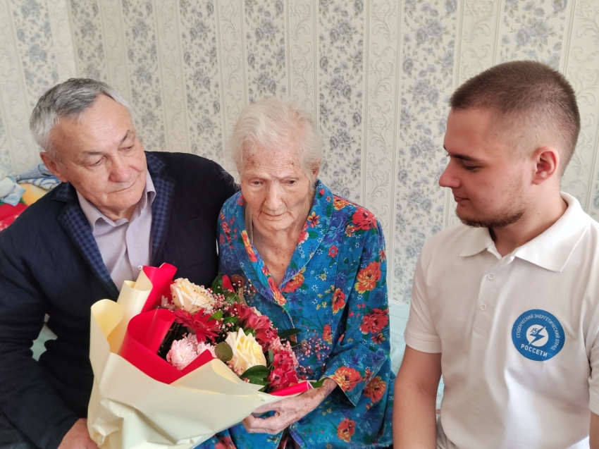 Сотрудники «Читаэнерго» поздравили с наступающим Днём Победы труженицу тыла 