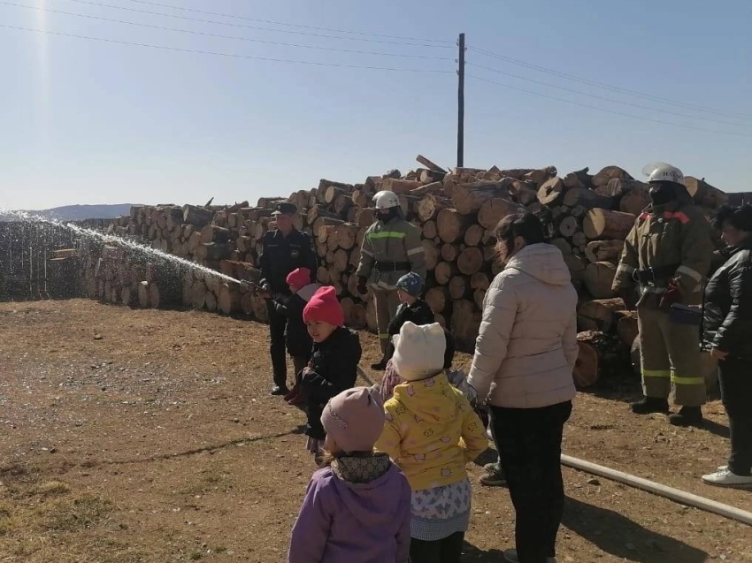 Пожарные Нарасуна показали юным забайкальцам, как выглядит их работа изнутри