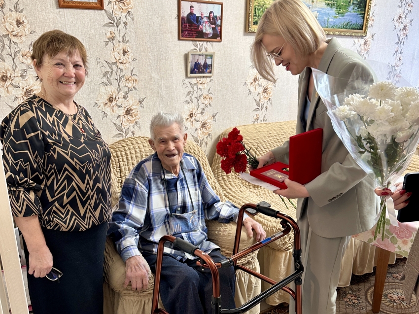 Виктория Бессонова вручила звание «Почётный гражданин Забайкальского края» ветерану Георгию Корякину в Чернышевске