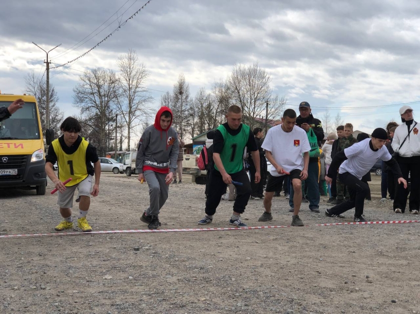 Около 100 участников пробежали традиционную эстафету «Кольцо Победы» в Каларском округе