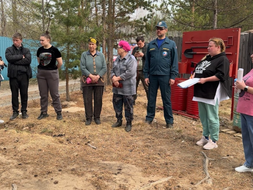 Пожарные продолжают защищать Смоленку и её окрестности