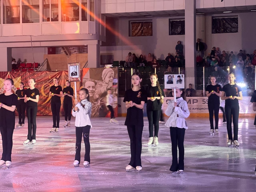 Ледовый спектакль «Жди меня и я вернусь» собрал более 500 зрителей в Чите