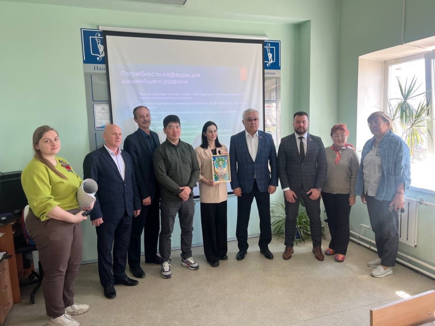 Сенатор Баир Жамсуев осмотрел материальную базу кафедры стрельбы из лука 