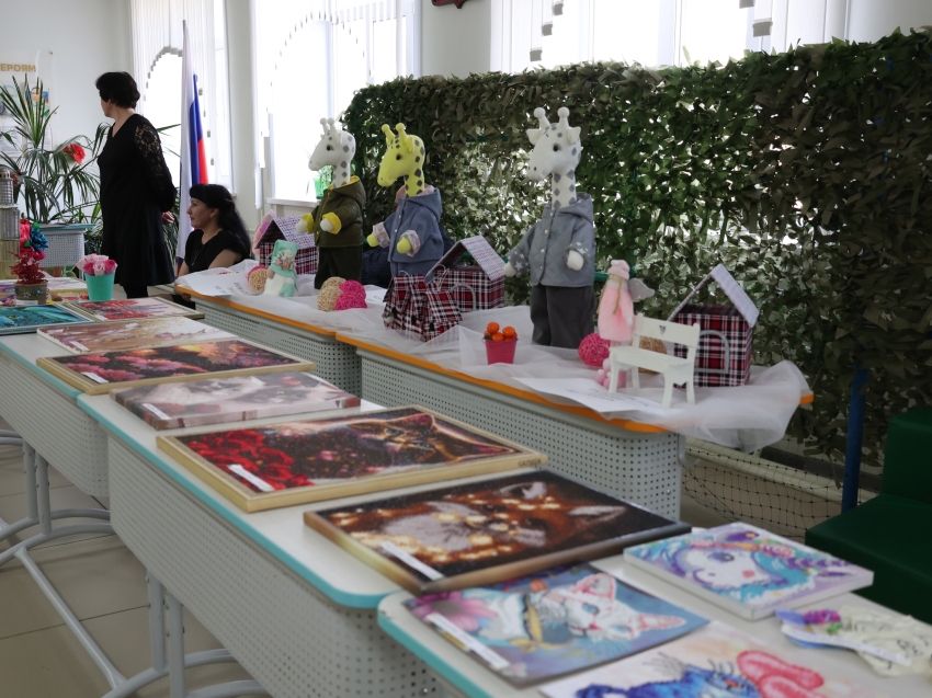 Более 2,5 тысяч квадратных метров маскировочных сетей сплели в одной из школ Шелопугинского округа