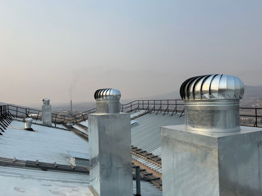 ​Крыша с «космическими» турбодефлекторами теперь украшает поселок Дарасун  