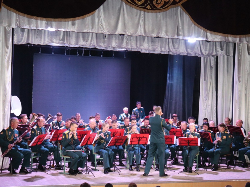 ​#ЗабВО90: 50 артистов в честь юбилея ЗабВО выступили с концертной программой в Могойтуе