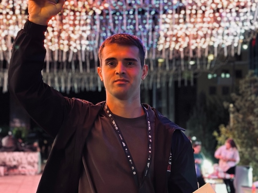 Забайкалец попал в книгу рекордов России за стойку на одной руке 