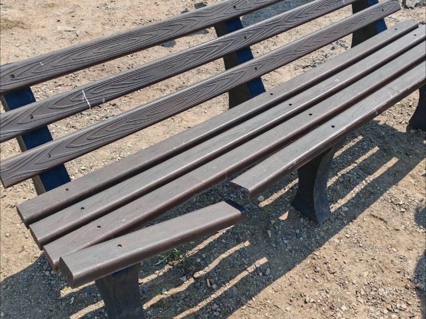 Сломанные вандалами лавочки в этно-археопарке «Сухотино» отремонтируют до конца лета