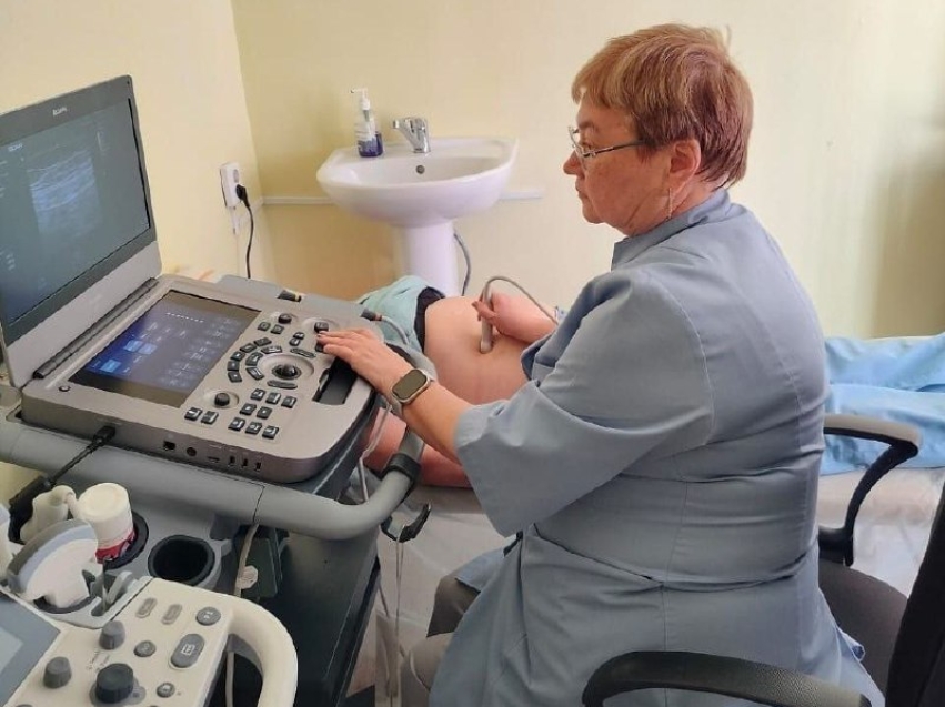 ​Медпомощь за пределами кабинета: Доктор Нерчинской больницы проводит обследования с передвижным УЗИ-аппаратом