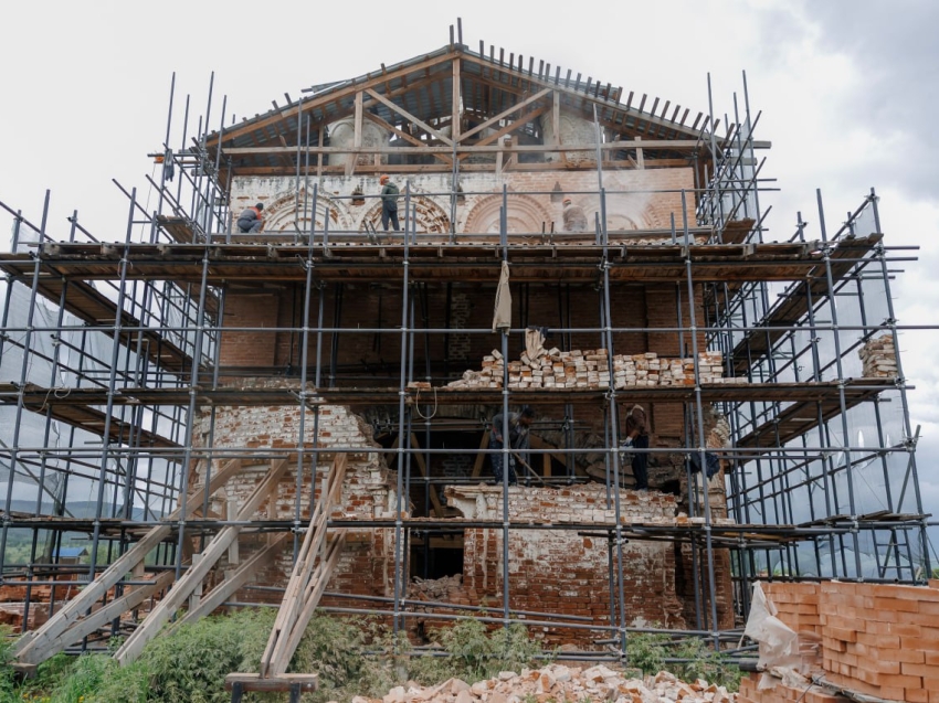 Реставрация Успенского храма в Калинино: показываем уникальные кадры 