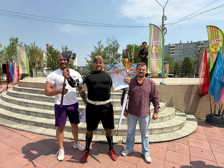 ​Молот с памятной надписью вручили богатырю Победы по итогам силовых соревнований в Чите
