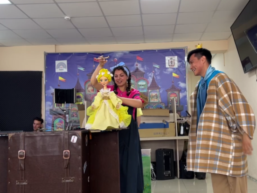 Главная декорация – чемодан. Театр кукол Забайкалья создал новый спектакль о закулисье 