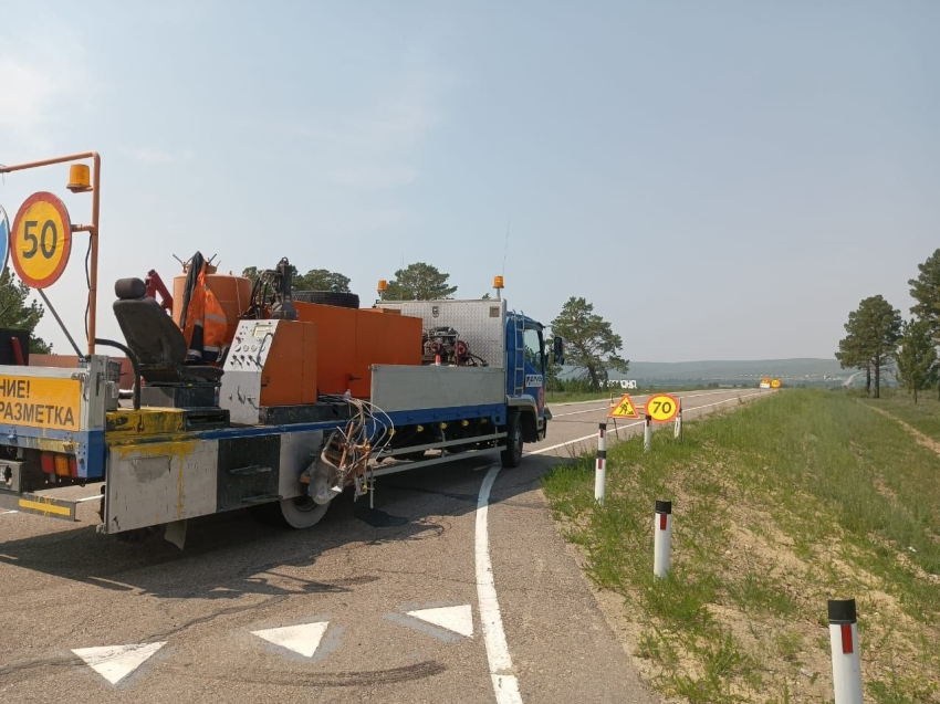 На региональных дорогах Забайкалья приступили к нанесению горизонтальной дорожной разметки