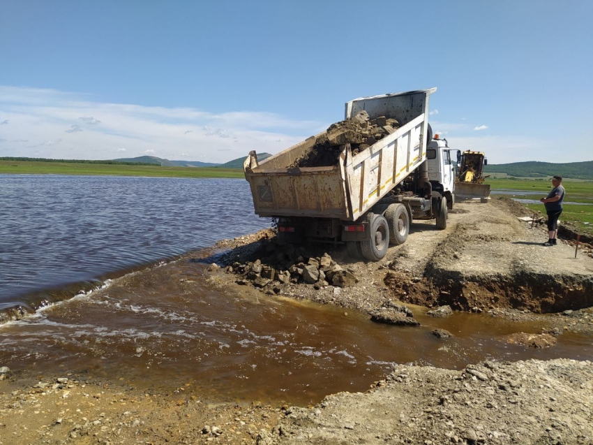 Дорожники в короткие сроки восстановили проезды к населенным пунктам на дорогах Забайкалья после ливней