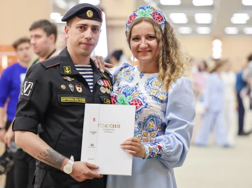 Две молодые пары из Забайкальского края зарегистрировали браки на Всероссийском свадебном фестивале в Национальном центре «Россия»