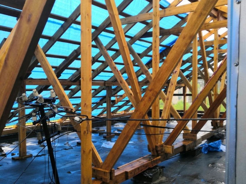 Собственникам квартир на Горького, 38 восстановят ущерб от потопа, произошедшего во время капремонта крыши