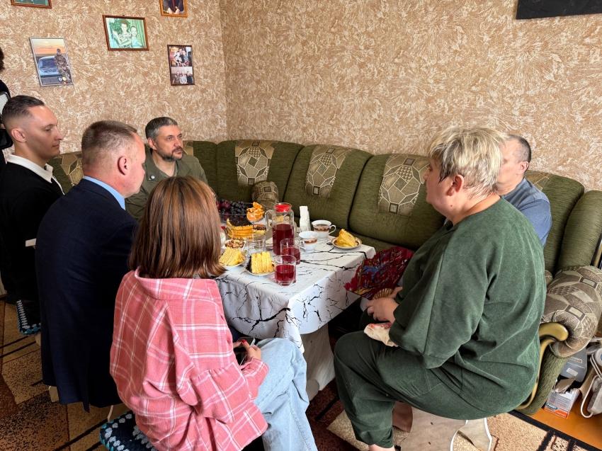 Мама и отец участника СВО из Забайкалья встретились с главой региона