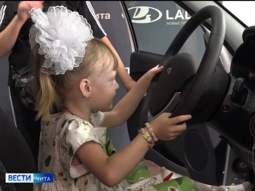 В Забайкалье семье Лазакович вручили ключи от автомобиля LADA Granta, который она выиграла в День семьи, любви и верности 