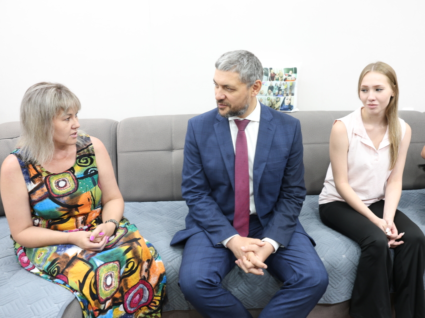 У него всегда боевой настрой: Александр Осипов вручил подарки семье бойца СВО из Краснокаменска 