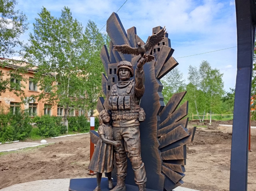 Мемориал участникам спецоперации возвели в посёлке Горный  