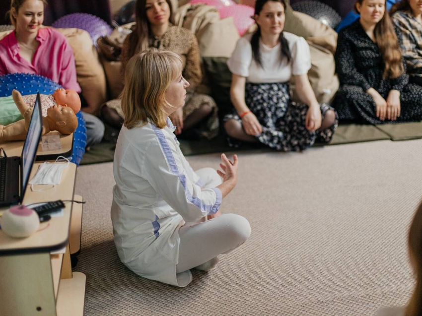 Шаг навстречу малышу: Будущих родителей готовят в специальной школе